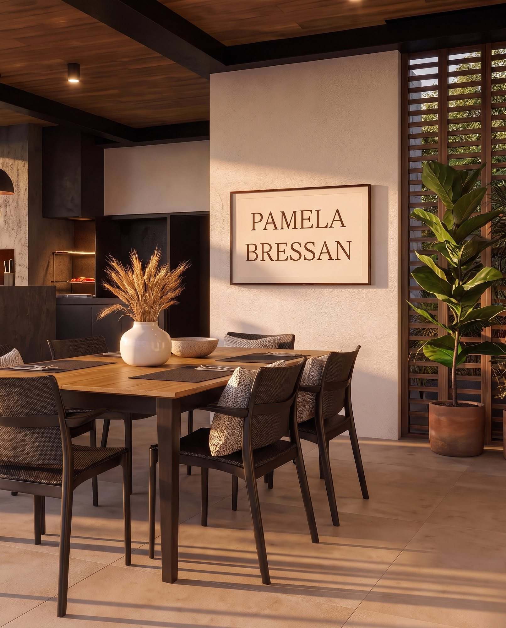 Mesa de jantar de madeira com cadeiras escuras na área gourmet, com churrasqueira ao fundo e painel de muxarabi com plantas